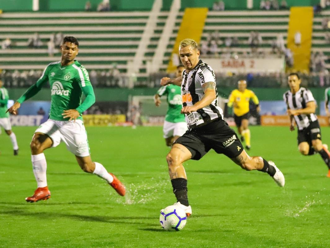 Atltico venceu a Chapecoense de virada por 2 a 1