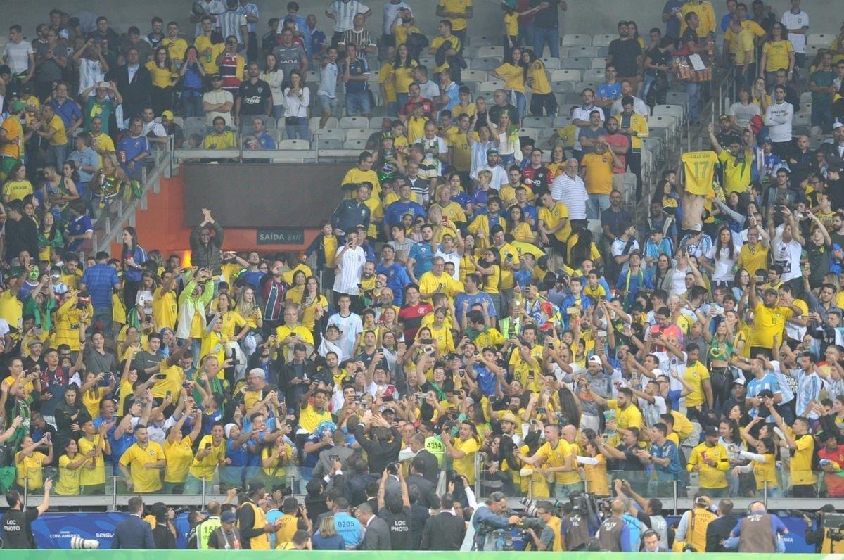 Fotos das torcidas de Brasil e Argentina, no Mineiro, no clssico vlido pela semifinal da Copa Amrica