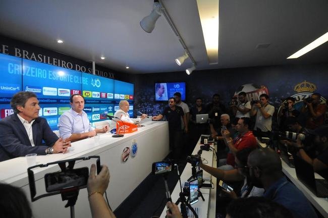 Rogrio Ceni concedeu entrevista coletiva e comandou o primeiro treinamento