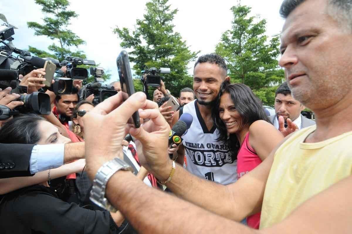 Vestido com camiseta da Galoucura Zona Norte, goleiro esteve nesta quinta-feira no Frum de Santa Luzia, na Regio Metropolitana de Belo Horizonte, para apresentar as garantias de sua liberdade