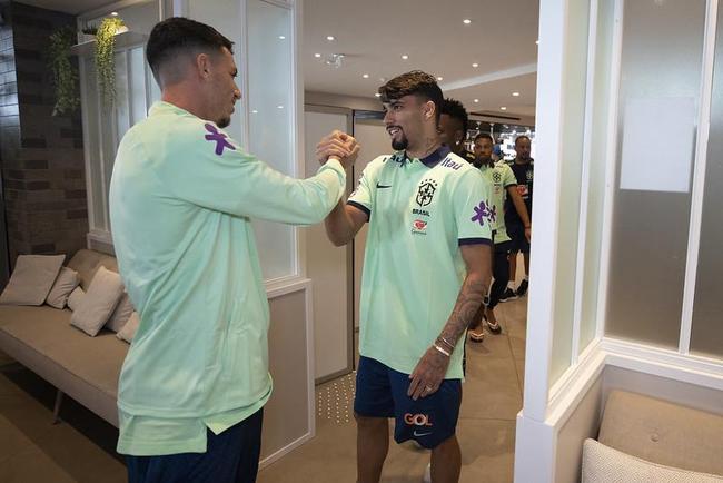 Jogadores que atuam na Europa já se apresentaram ao técnico Tite em Le Havre, na França