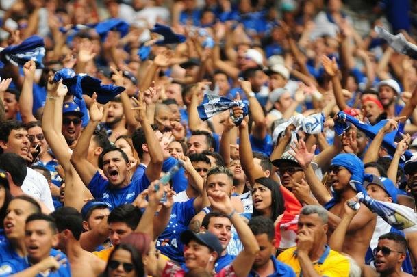 Fotos das torcidas de Cruzeiro e Atltico no Mineiro