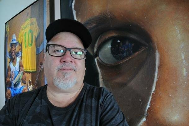 Mineiro de Mariana, artista Camaleo abre nesta tera-feira, para convidados, no Mineiro, a exposio 'Fragmentos de um gacho', que retrata momentos da vida do craque. Pblico em geral ter acesso a partir de quarta