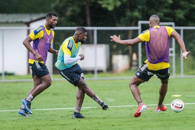 Imagens do treino do Cruzeiro neste sbado (8), sob forte chuva, na Toca da Raposa II, em Belo Horizonte