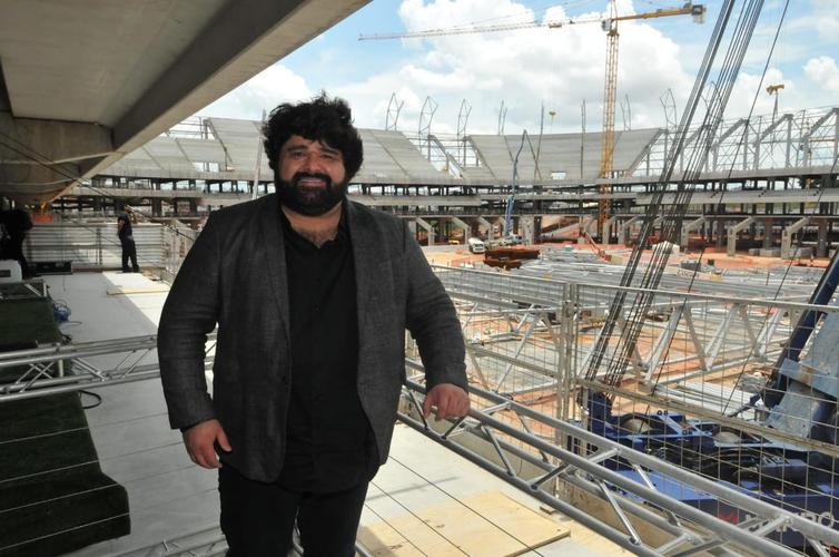 Personalidades no evento que anunciou detalhes da inauguração da Arena MRV. Na foto, o cantor César Menotti