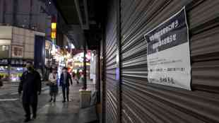 Prostituição é proibida no Japão, mas outros tipos de serviço são oferecidos em centros comerciais convencionais, ao lado de fast foods e lojas de departamento