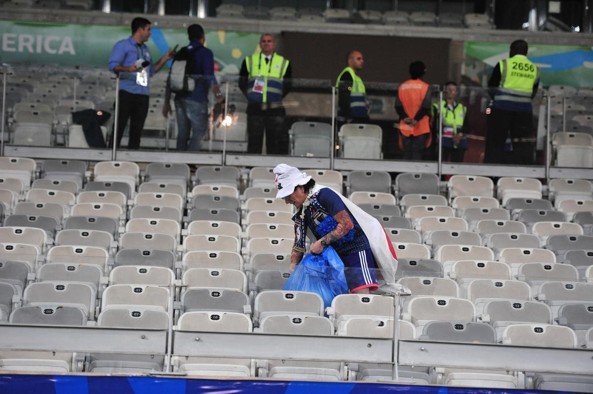 Depois do empate entre Japo e Equador, por 1 a 1, pela Copa Amrica, um torcedor japons deu um bom exemplo aos brasileiros. Com pacincia, ele recolheu lixo em vrios pontos do setor em que se encontrava no Mineiro. Na Copa de 2014, no Brasil, os nipnicos j haviam mostrado civilidade ao mundo ao limpar arquibancadas e vestirios dos estdios.