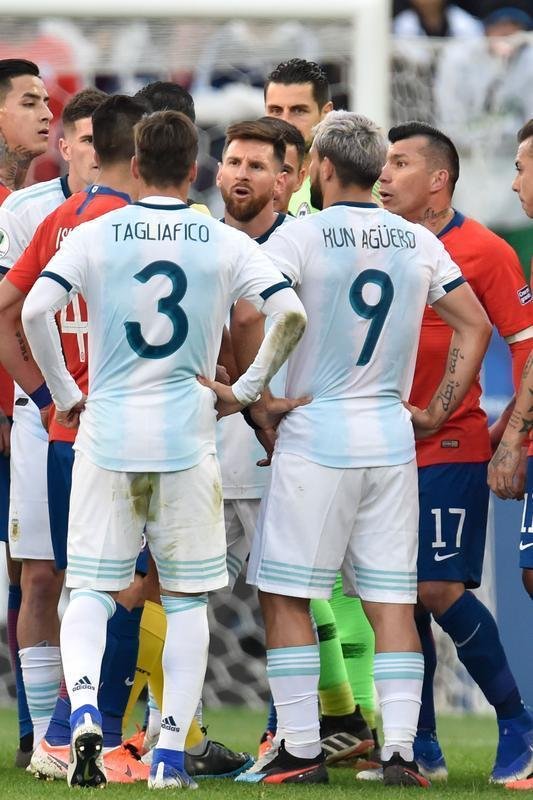 Medel deu peitadas em Messi durante primeiro tempo de Argentina e Chile, e ambos foram expulsos pelo rbitro paraguaio Mario Daz de Vivar. Torcida na Arena Corinthians vaiou a deciso do juiz.