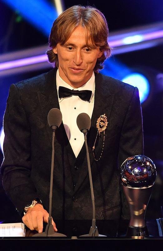 Luka Modric discursa aps ser eleito, pela primeira vez, o melhor jogador do mundo. Crosta, de 33 anos, quebra dinastia de Cristiano Ronaldo e Lionel Messi na premiao The Best, da Fifa