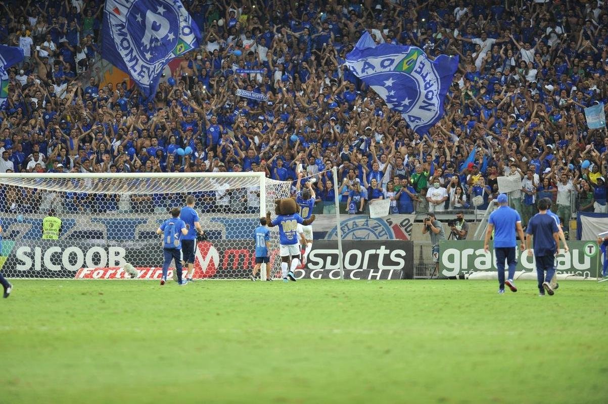 Ao lado dos filhos, Rafinha e Nicholas, Rafael Sobis foi aos prantos no Mineiro em sua despedida do futebol com a camisa do Cruzeiro. Depois de trocar a camisa com o histrico craque celeste Dirceu Lopes, ele saudou os torcedores e teve o nome gritado pelo estdio lotado. Noite foi de muita emoo para o agora ex-atacante, de 36 anos.