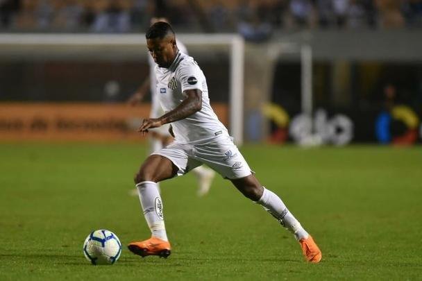 Atlético derrotou Santos por 2 a 1, de virada, com gols de Chará, e avançou às quartas de final da Copa do Brasil
