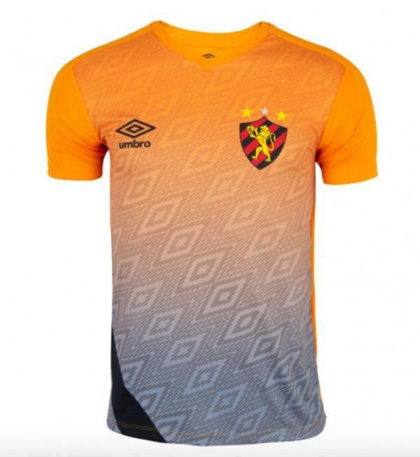 Novos uniformes leoninos foram lançados na noite do sábado, em live realizada no canal de Youtube do clube, com as presenças do humorista Rodrigo Marques e do cantor Lenine. Na foto: uniforme de treinos do Sport, com degradê laranja e cinza.