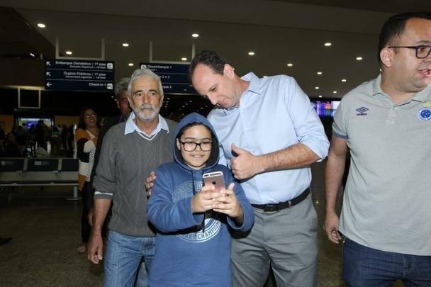 Novo treinador do Cruzeiro, Rogério Ceni desembarcou em Confins na manhã desta terça-feira e recebeu apoio de torcedores