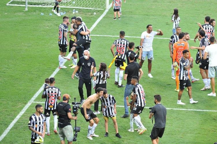 Aps a vitria do Atltico sobre o Fluminense, por 2 a 1, no Mineiro, os jogadores, o tcnico Cuca, a comisso tcnica, o gerente e ex-goleiro Victor e torcedores fizeram muita festa com a proximidade do ttulo brasileiro