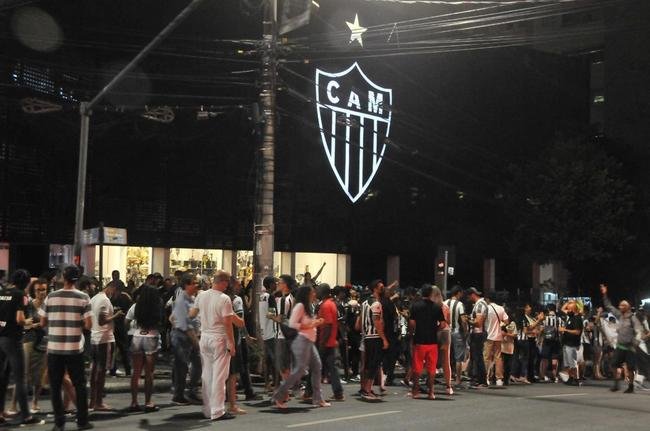 Festa da torcida do Atltico pela conquista do tricampeonato mineiro. Torcedores foram  sede do clube, em Lourdes, na regio Centro-Sul de BH, para celebrar a vitria sobre o Cruzeiro na final nica
