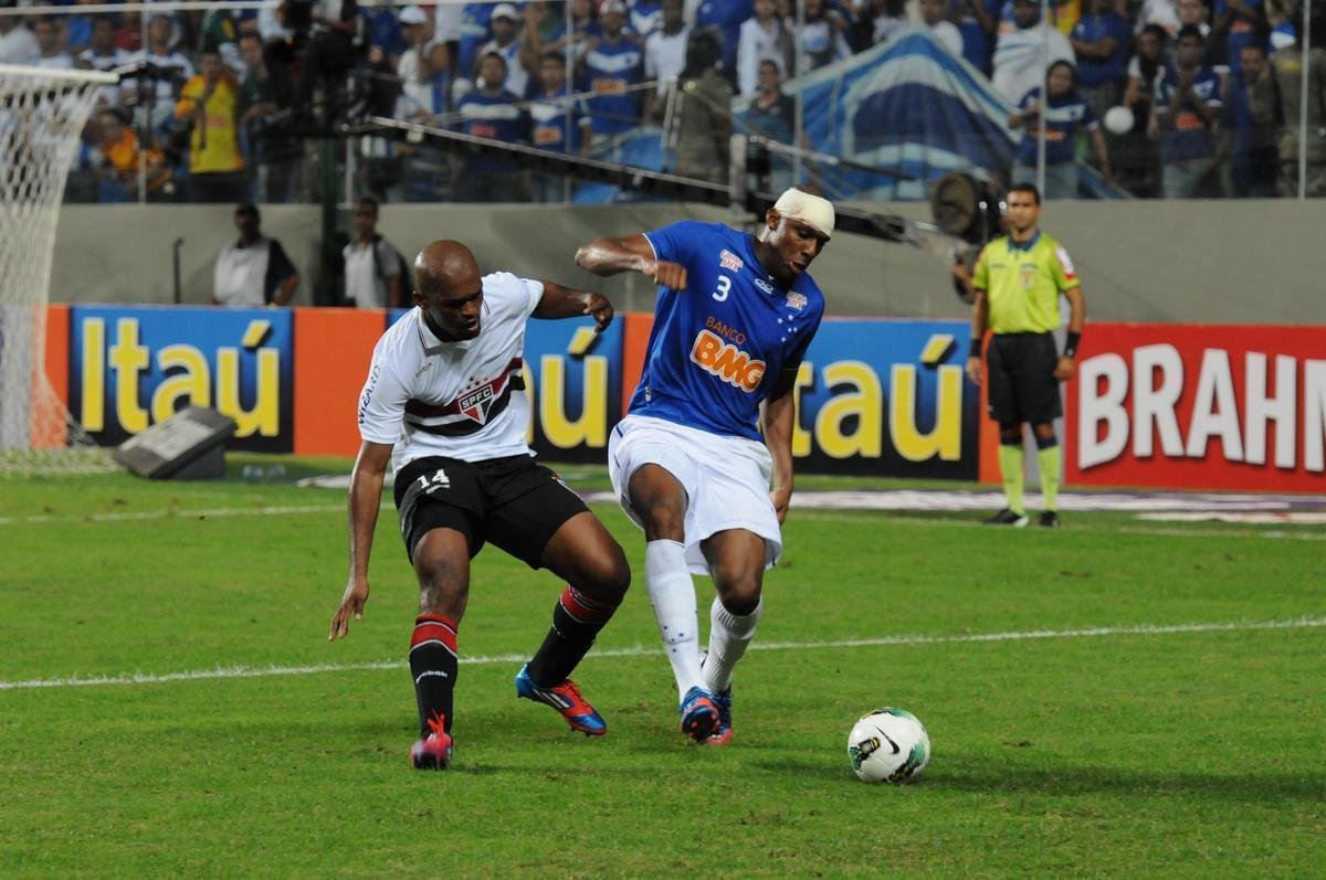 Rafael Donato (zagueiro) - foi contratado justamente para suprir a lacuna deixada por Alex Silva. Com 1,94m de altura, o ex-jogador do Bahia assinou vnculo por cinco temporadas. Logo na estreia, marcou dois gols na derrota por 3 a 2 para o So Paulo, no Independncia, pela stima rodada do Brasileiro. Apesar da qualidade na bola area, no tinha velocidade, o que lhe causava dificuldade para acompanhar atacantes rpidos. Por isso, perdeu lugar no grupo e encerrou a temporada com apenas 11 partidas.