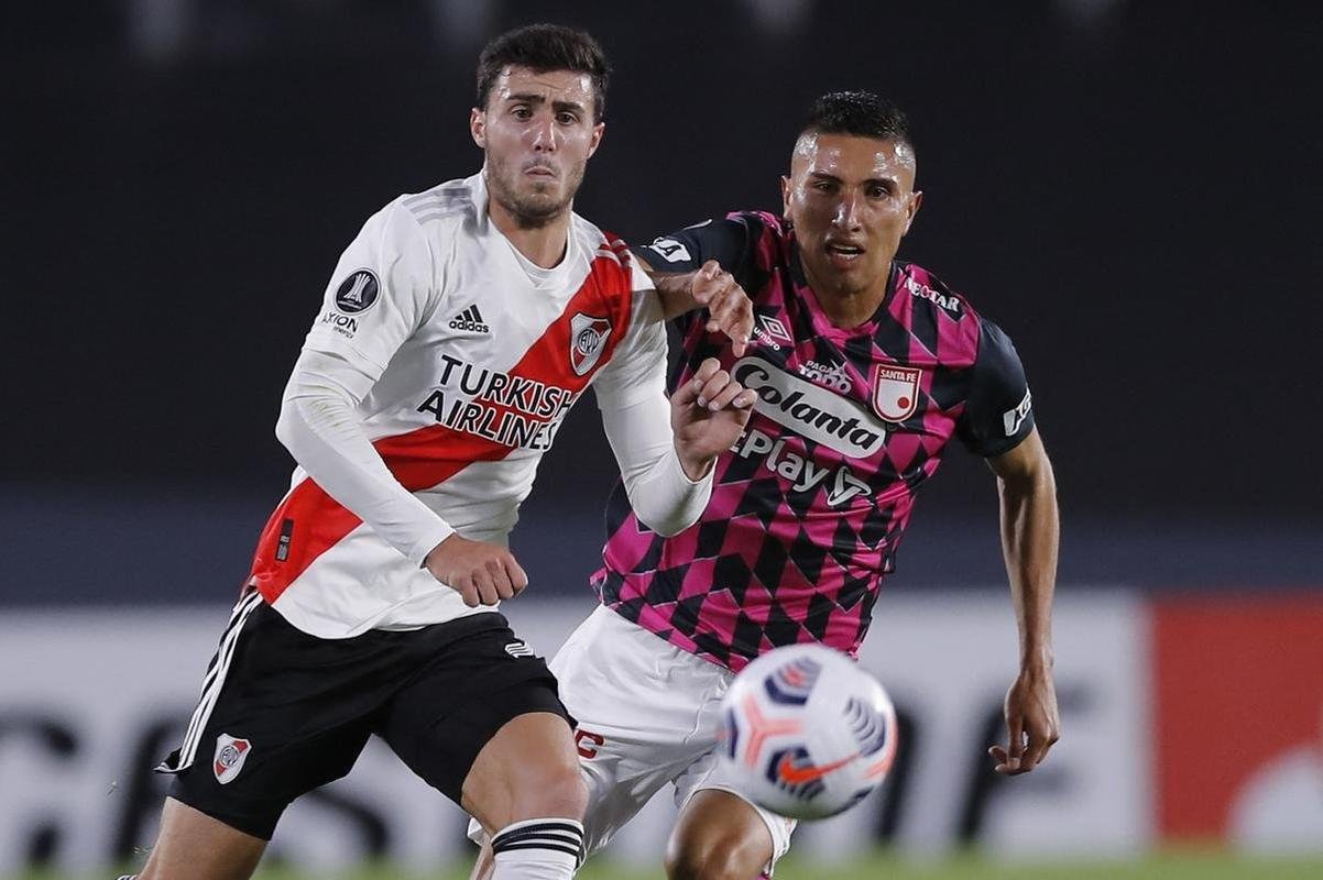 Com 25 casos simultneos de COVID-19, River Plate enfrentou Independiente Santa Fe-COL com apenas 11 jogadores disponveis e com o volante Enzo Prez improvisado como goleiro.