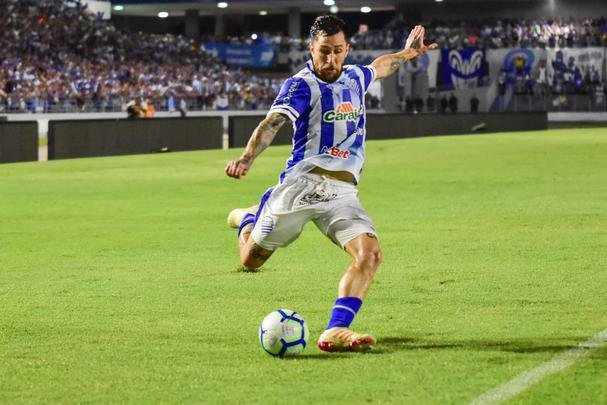 Após boa Série A pelo CSA em 2019, argentino foi contratado com a temporada em andamento pelo Leão para suprir uma lacuna do elenco: a do meia de ligação. No Leão, assinou contrato até o final de 2021. No Brasil, ainda, teve passagem discreta pelo São Paulo