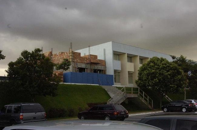 Fotos das obras de ampliao do hotel e de prdios administrativos da Toca da Raposa II, centro de treinamentos do Cruzeiro, em 2009