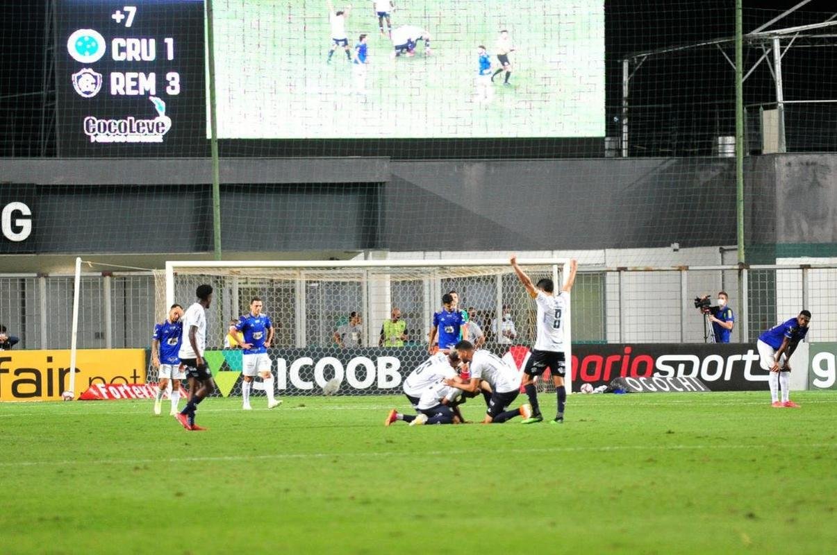 Cruzeiro leva dois gols no fim e perde para o Remo no Independncia, por 3 a 1, pela Srie B