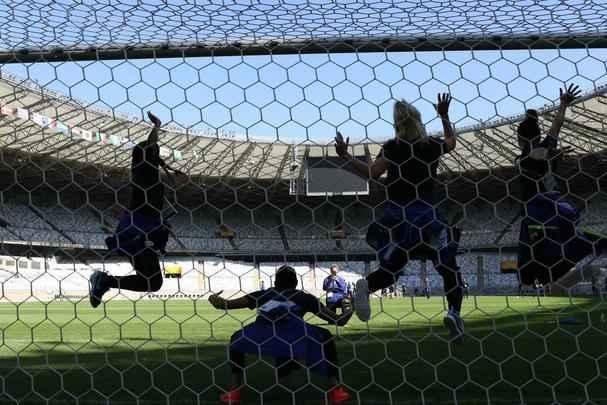 Jogadoras norte-americanas aproveitaram tempo no estdio para tirar fotos no gramado