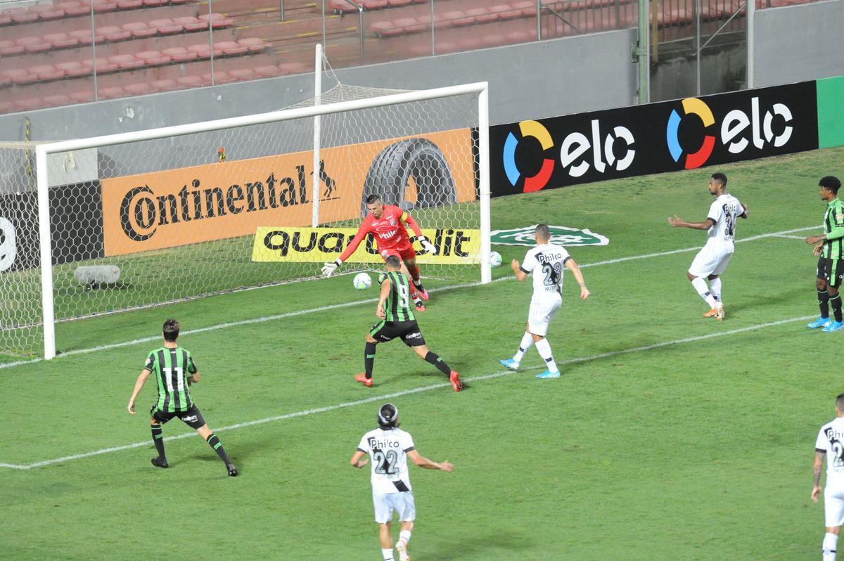 Fotos do duelo entre Amrica e Ponte Preta, no Independncia, em Belo Horizonte, em jogo de volta da quarta fase da Copa do Brasil