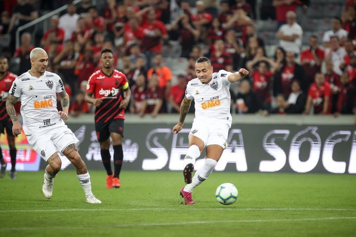 Galo perdeu muitas chances e acabou derrotado pelo xará paranaense