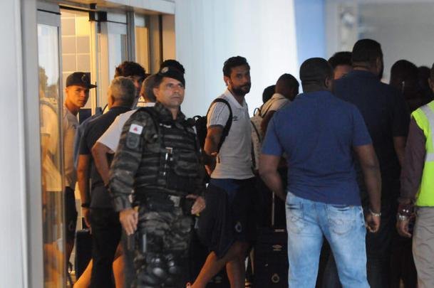 Jogadores do Cruzeiro desembarcaram nesta sexta-feira  tarde no Aeroporto de Confins, na Grande Belo Horizonte, depois da derrota por 2 a 0 para o Grmio, em Porto Alegre. O policiamento foi reforado e houve escolta do nibus at a Toca da Raposa II. No houve presena de torcidas organizadas. Motoristas de aplicativo, presentes no local, foram os nicos a presenciar a chegada. Os cruzeirenses xingaram, enquanto os atleticanos gritaram 'o o o, segunda diviso'.