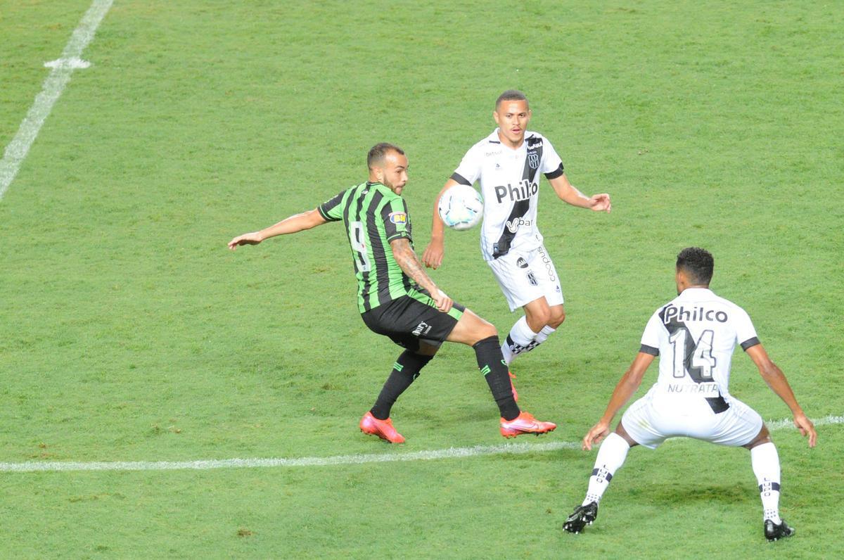 Rodolfo, de pnalti, marcou o terceiro gol do Amrica sobre a Ponte Preta