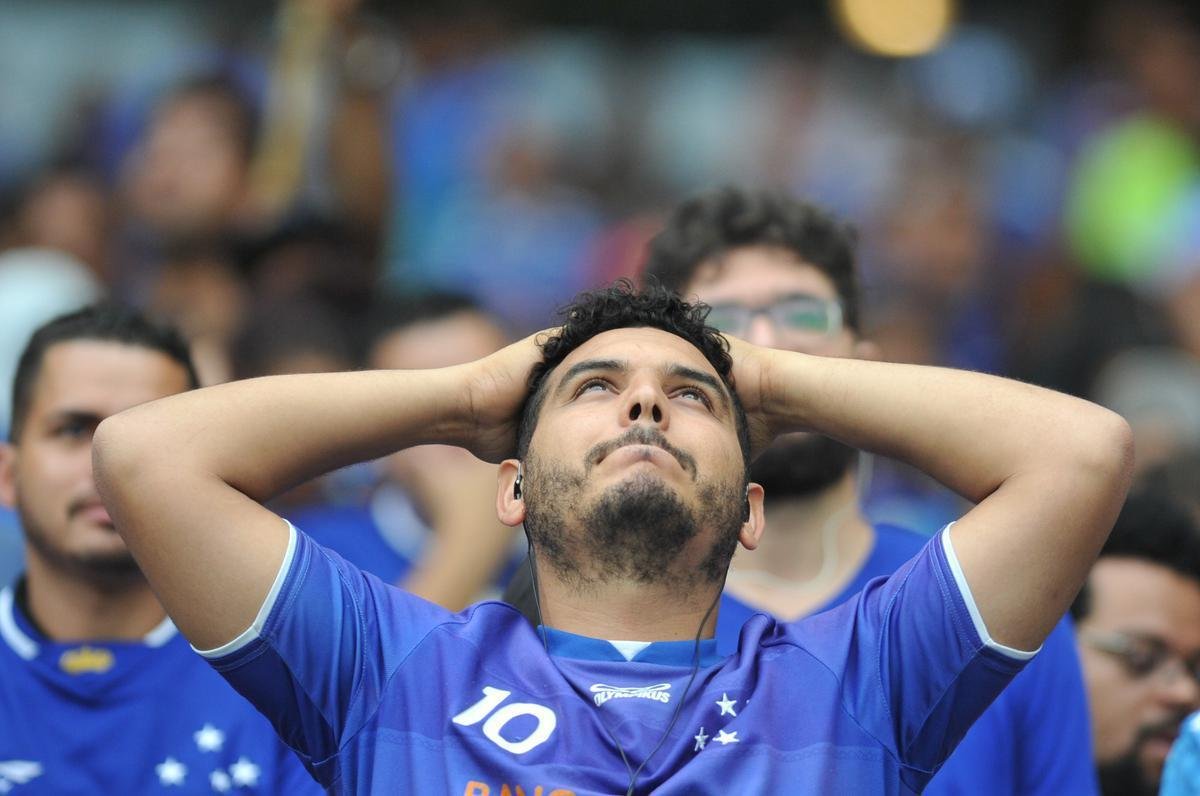 Torcedores choram no Mineiro com derrota e rebaixamento do Cruzeiro