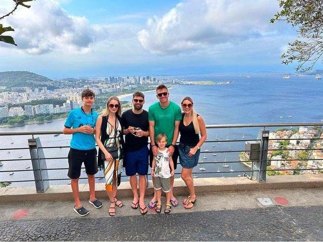 Eduardo Brock viajou com a famlia para o Rio de Janeiro, onde encontrou o ex-atacante Rafael Sobis. Eles formaram uma amizade em 2021, quando estiveram juntos no Cruzeiro.