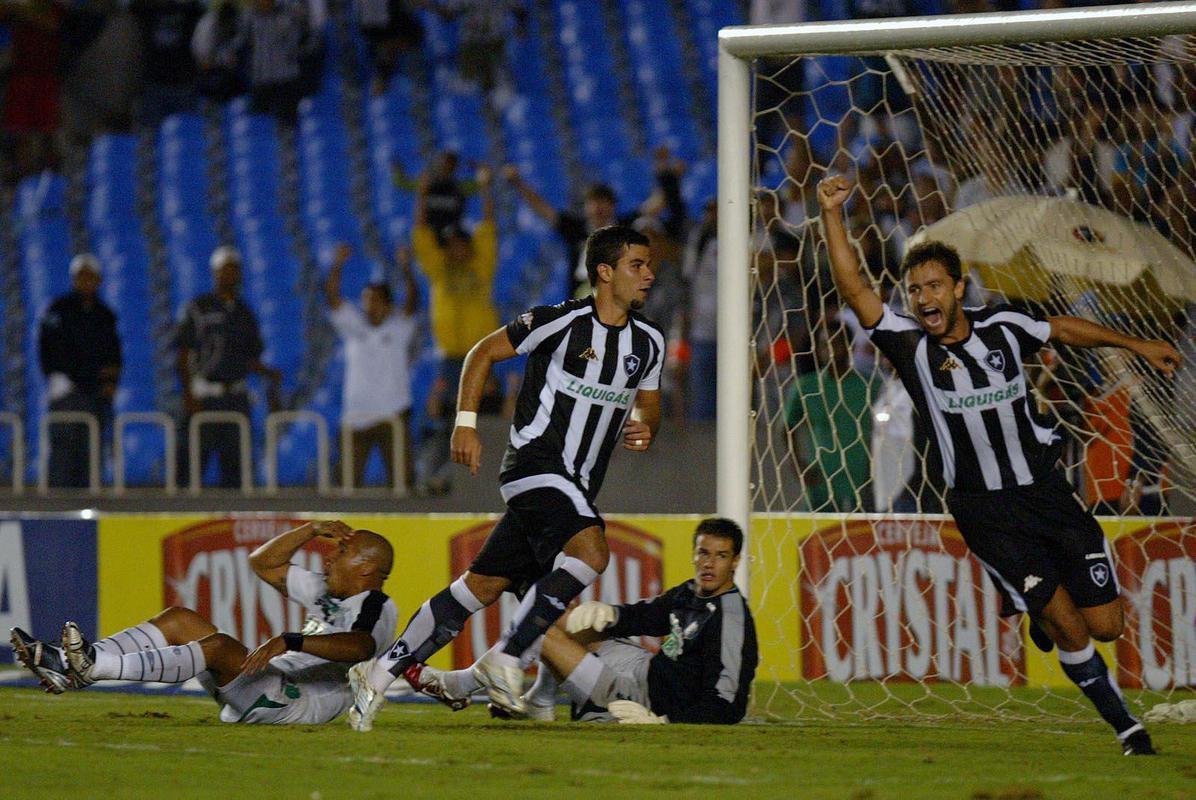 2007 - Andr Lima, do Botafogo (foto), Dnis Marques, do Athletico-PR, e Victor Simes, do Figueirense, foram os artilheiros com cinco gols