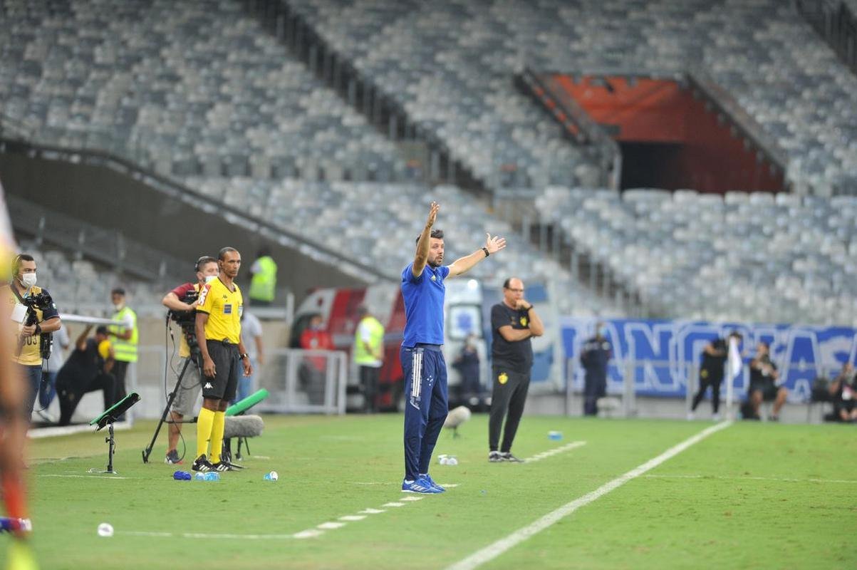Com gol de Edu, Cruzeiro venceu Brusque por 1 a 0 no Mineiro pela segunda rodada da Srie B. Time e comisso tcnica comemoraram com a torcida no Gigante da Pampulha