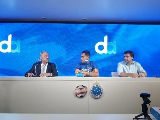 Pedro Rocha foi apresentado pelo Cruzeiro na tarde desta sexta-feira (05/04)