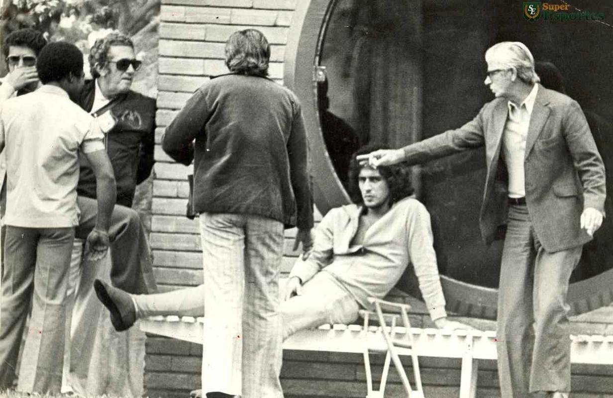 Lateral Nelinho na Toca da Raposa I em 1976, aps operar o menisco do joelho