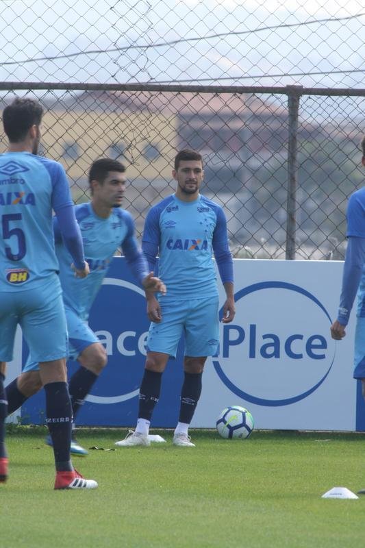 Presidente do Cruzeiro, Wagner Pires de S, acompanhou treino deste sbado, na Toca da Raposa II. Mais uma vez, Arrascaeta treinou normalmente e est cotado para iniciar como titular diante do Atltico-PR, na segunda-feira, no Mineiro, pelas oitavas de final da Copa do Brasil