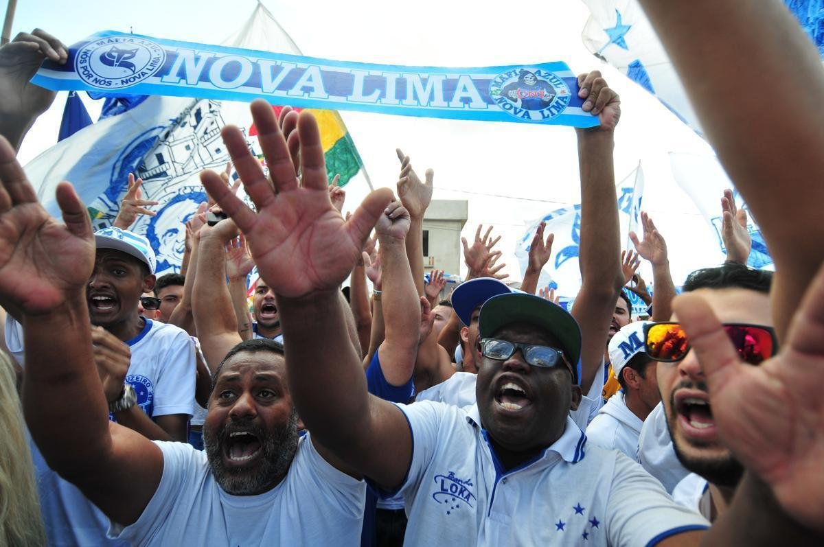 Torcedores do Cruzeiro foram  Toca da Raposa II prestar incentivo ao time antes de final da Copa do Brasil