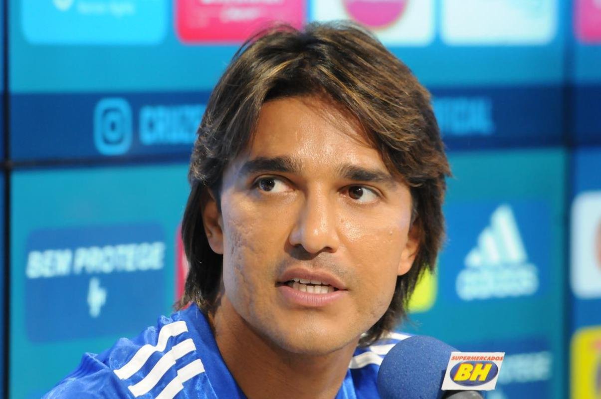 Fotos da apresentao do atacante Marcelo Moreno como novo reforo do Cruzeiro para 2020. Duante entrevista, jogador foi acompanhado pela esposa Marilisy Antonelli e pela filha, Maria Clara