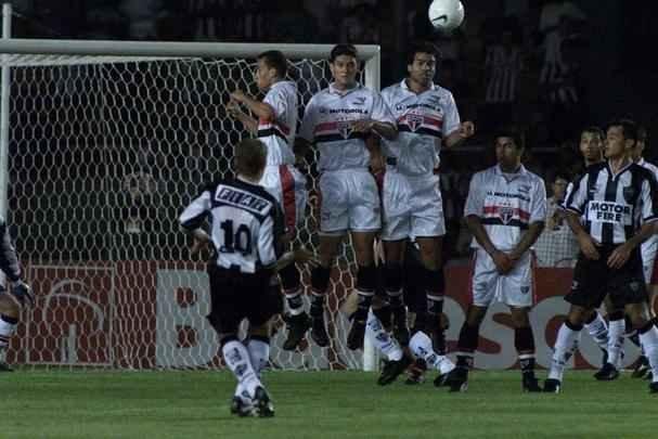 Em 2000, outra semifinal no caminho de Atlético e São Paulo. Mais uma vez, os paulistas festejaram. Em casa, o Tricolor abriu vantagem de 3 a 0. No confronto no Mineirão, o Galo não passou de um 3 a 3, deixando a competição.