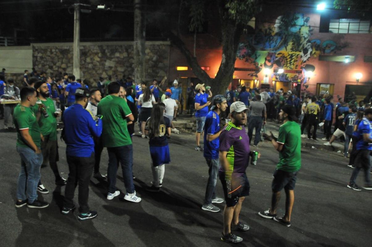 Torcida do Cruzeiro voltou ao Mineiro aps meses de ausncia devido  pandemia. Houve grandes filas devido  desorganizao do clube, que demorou a enviar funcionrios aos portes para fazer a conferncia dos exames de COVID-19. Na Alameda das Palmeiras, muitos cruzeirenses se aglomeraram e no usaram mscara prximo ao Bar do Peixe.