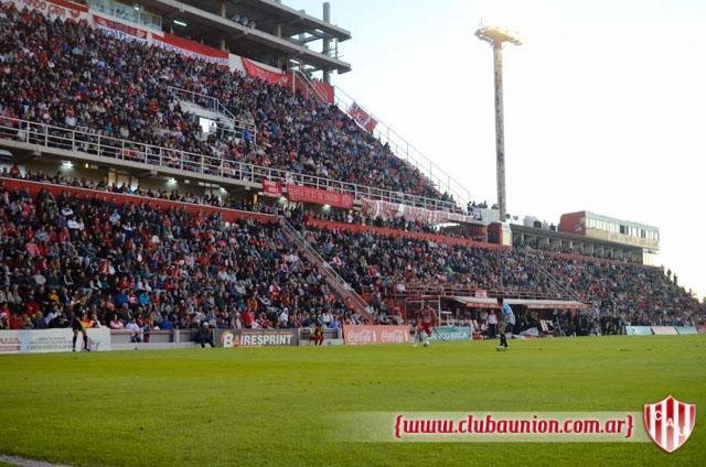 O estdio  conhecido por ser um caldeiro, com arquibancadas coladas no gramado
