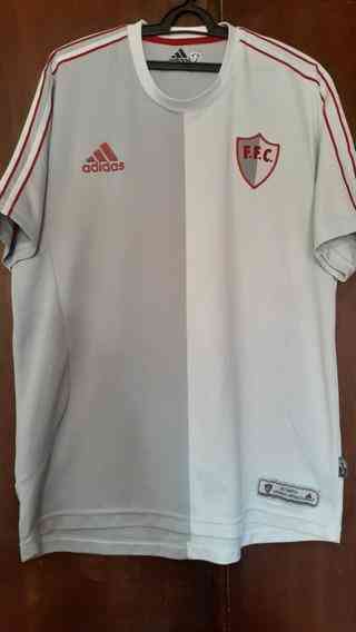 Em 2002, o Fluminense usou a camisa do centenrio, com modelo em referncia ao primeiro uniforme