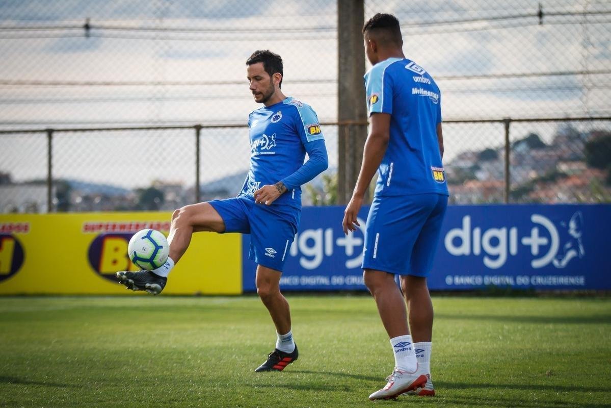 A comisso tcnica do Cruzeiro permitiu que a imprensa acompanhasse somente o comeo das atividades desta quinta-feira, na Toca da Raposa 2. Em campo, foi possvel ver o meia Rodriguinho, que segue programao especial de exerccios elaborada pelos profissionais do clube. O time se prepara para o jogo-treino de segunda-feira, contra o Amrica, que servir de teste visando  retomada das competies. No coletivo de tera-feira, a escalao teve Fbio; Lucas Romero, Ded, Leo e Egdio; Henrique e Jadson; Marquinhos Gabriel, Thiago Neves e David; Fred. Vale ressaltar que o meia Robinho havia sido poupado desse trabalho.