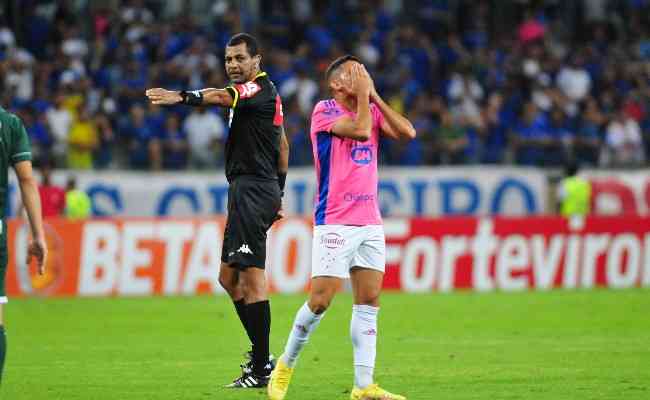 Cruzeiro ficou na bronca com arbitragem de Wagner Nascimento Magalhes