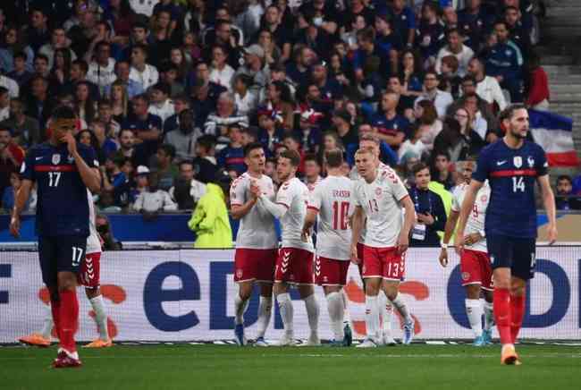 Jogadores da Dinamarca celebram um dos gols de Cornelius na vitória sobre a França 