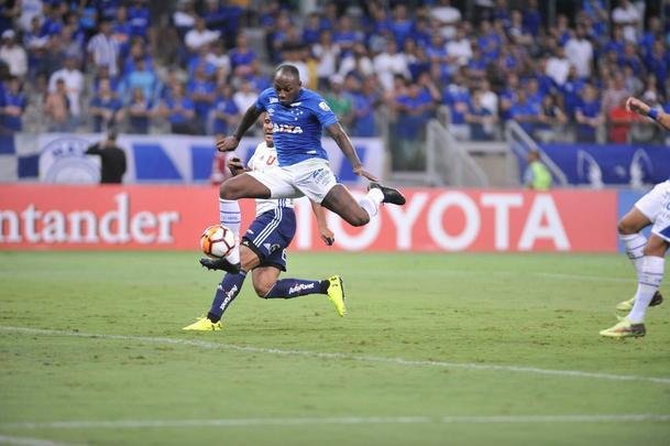 Sass, em arremate de primeira, fez o quinto do Cruzeiro sobre La U: 5 a 0