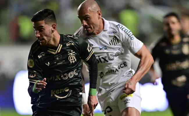 Pedrinho (esq) e Maicon (dir) durante duelo entre Amrica e Santos, neste domingo, pela 22 rodada do Brasileiro 2022
