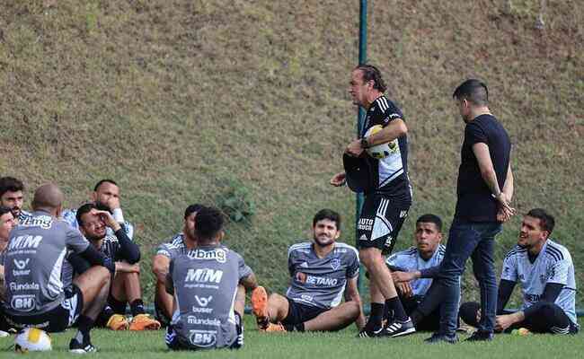 Técnico Cuca com os jogadores do Atlético na Cidade do Galo