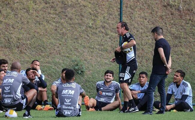 Tcnico Cuca com os jogadores do Atltico na Cidade do Galo