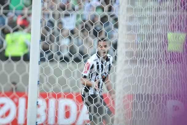 Ainda no primeiro tempo, o Atltico virou, com gols de Cazares, de falta, e Fred: 2 a 1